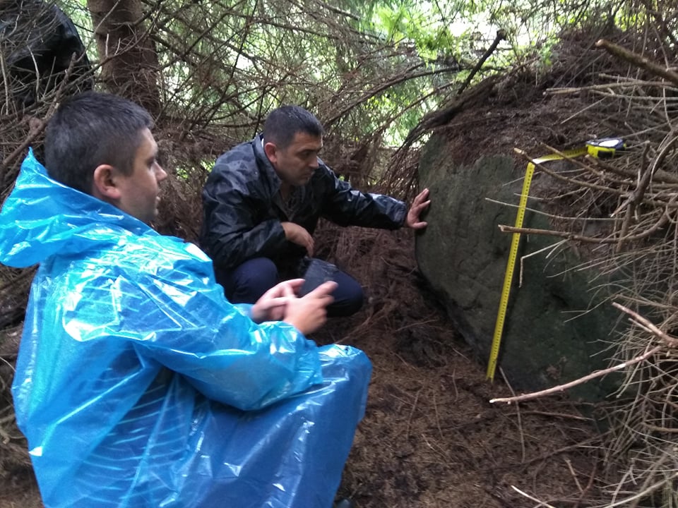 На Прикарпатті виявили столітні, вибиті на каменях зображення Тризуба ФОТОРЕПОРТАЖ