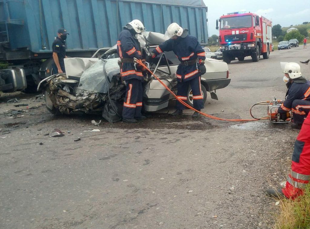 На Прикарпатті вантажівка розчавила легковик, водія з салону вирізали рятувальники ФОТО