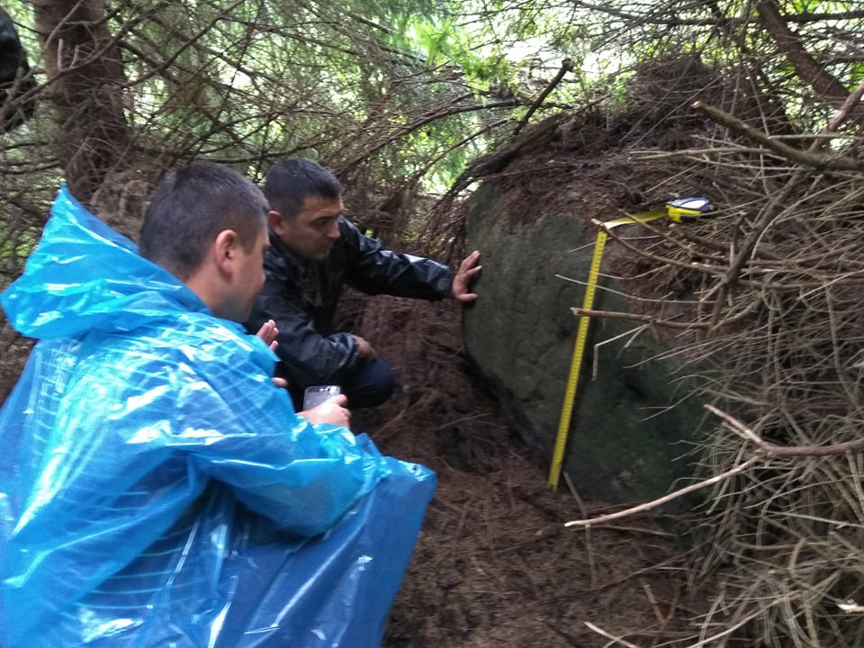 На Прикарпатті виявили столітні, вибиті на каменях зображення Тризуба ФОТОРЕПОРТАЖ