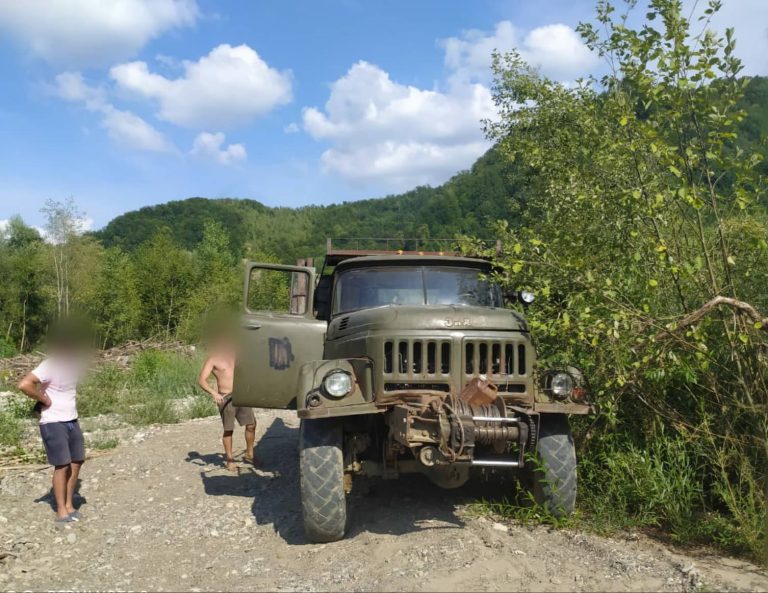 Косівські поліцейські затримали три вантажівки з краденим гравієм ФОТО