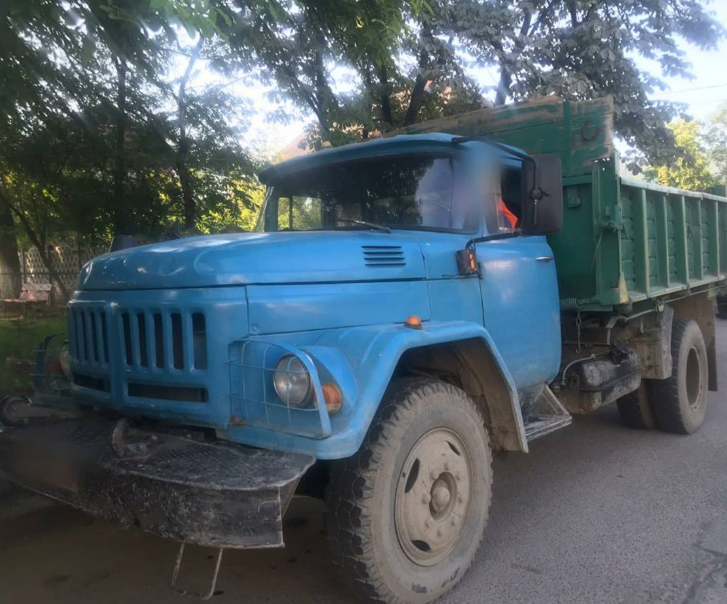 Косівські поліцейські затримали три вантажівки з краденим гравієм ФОТО