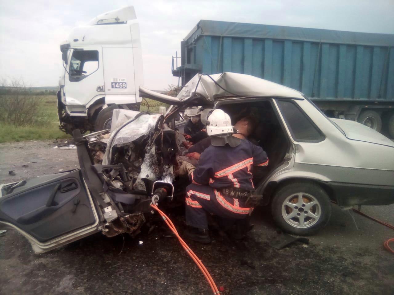 На Прикарпатті вантажівка розчавила легковик, водія з салону вирізали рятувальники ФОТО