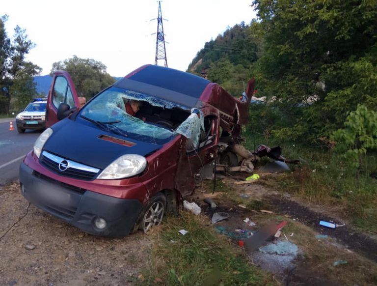 Поліцейські розслідують ДТП, в якій постраждали троє людей: фото