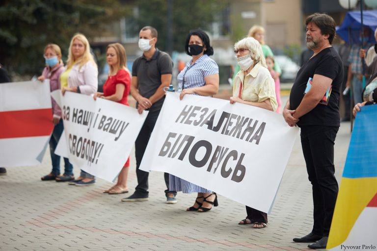 Франківські активісти під стінами ОДА провели акцію на підтримку білорусів ФОТО