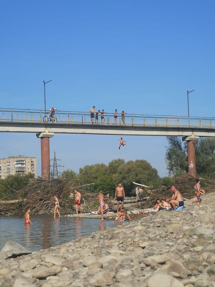 Небезпечні розваги: у Івано-Франківську діти стрибають з моста у річку. ФОТО