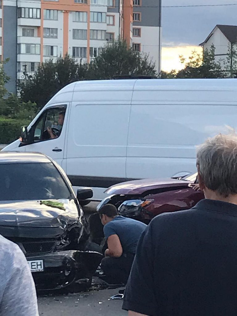 У Франківську на перехресті біля ТЦ «Велес» не розминулись дві автівки ФОТОРЕПОРТАЖ
