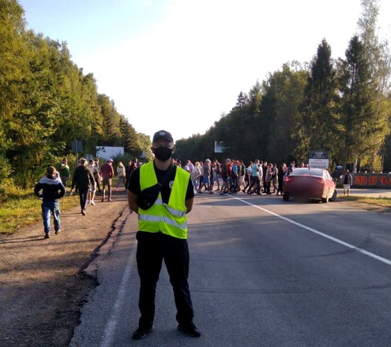 На Прикарпатті близько шістдесяти обурених мешканців перекрили дорогу національного значення