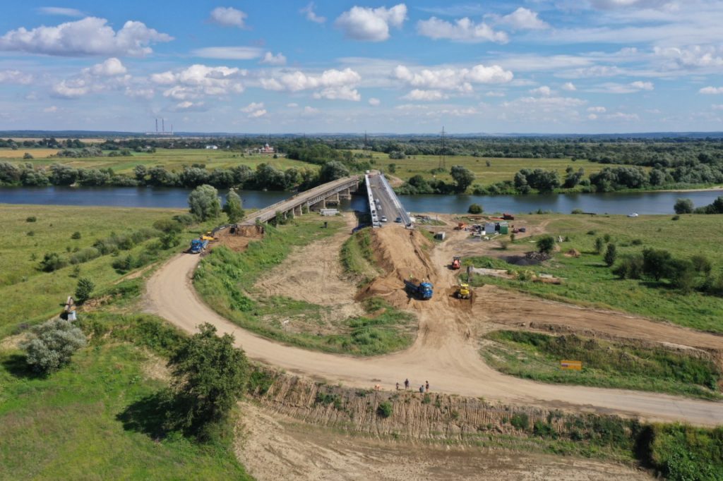 На дорозі Бурштин – Калуш продовжують зводити міст через Дністер ФОТО