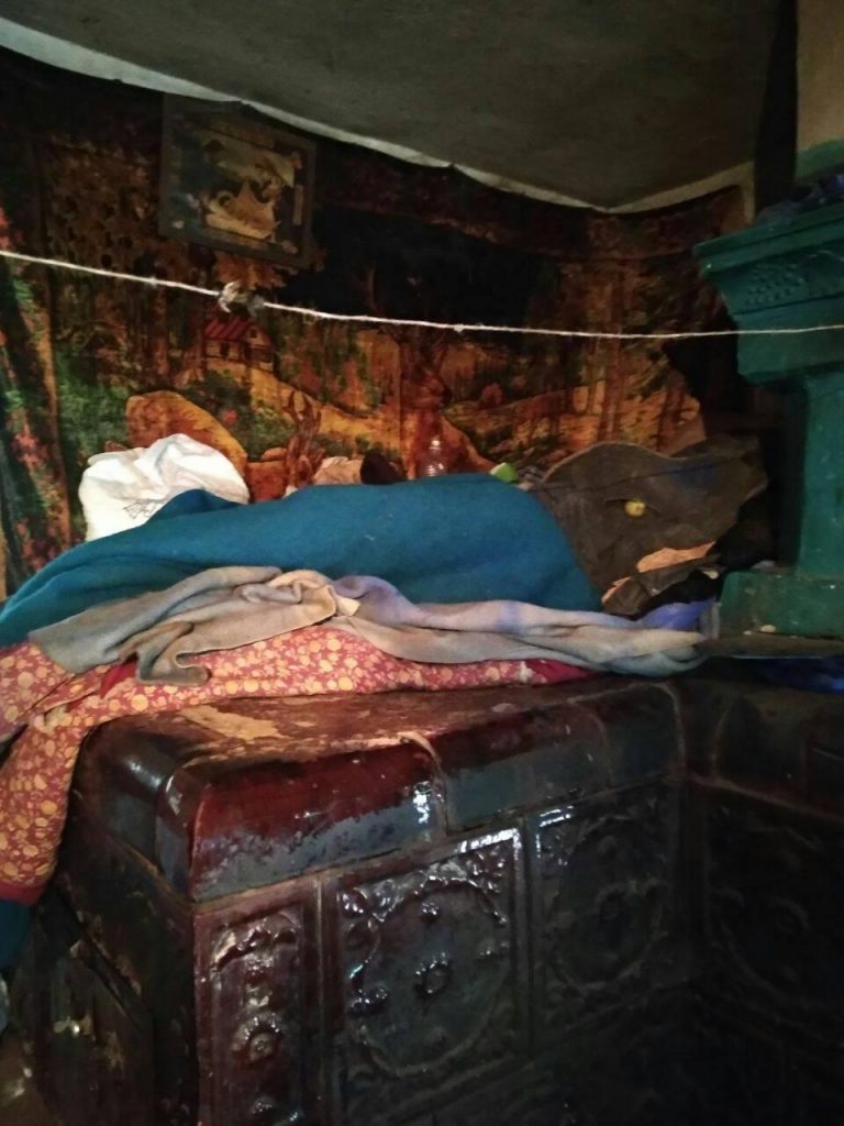 Убога хатина та затоплена «господарка»: старенька самотня прикарпатка, котра постраждала від негоди, потребує допомоги небайдужих ФОТО