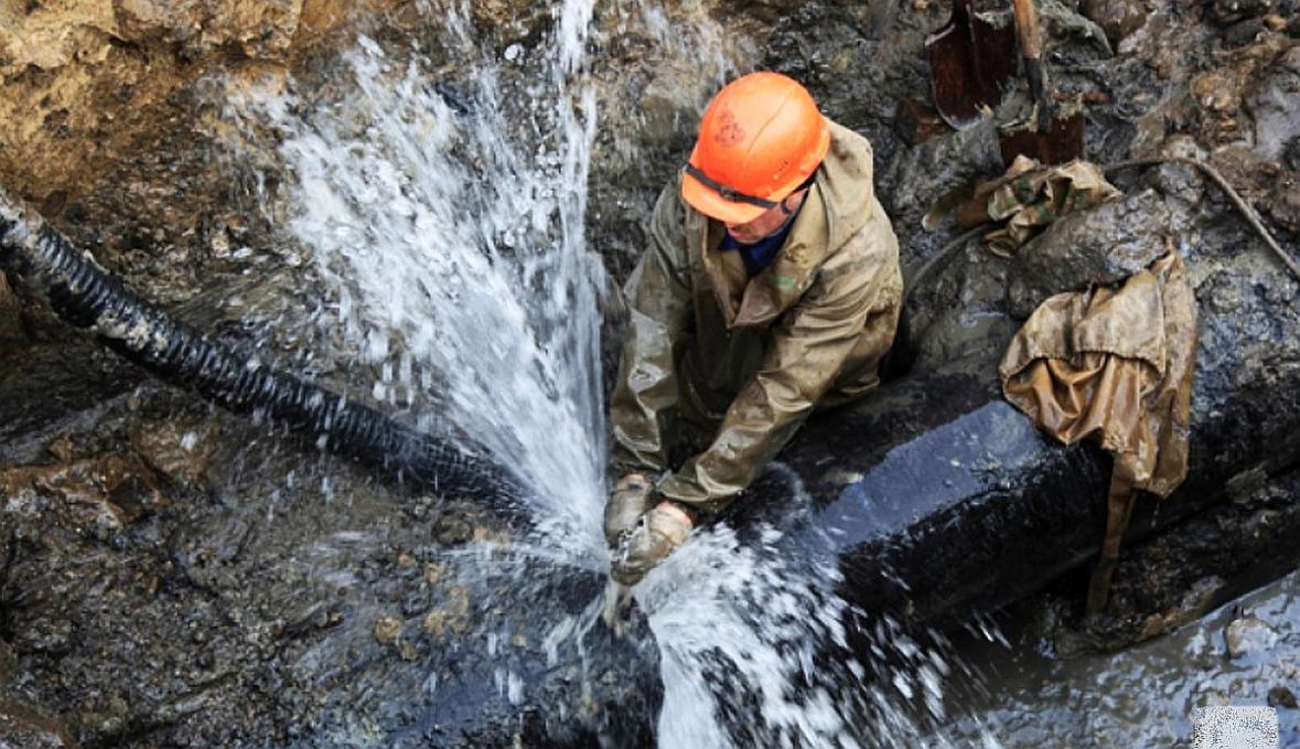 Через прорив водопроводу без води залишились близько 1,5 тисячів мешканців Тлумача