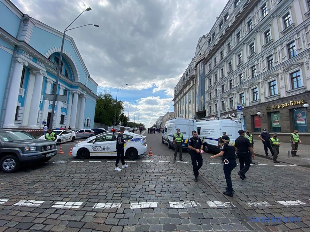 Київський банк захопив терорист з гранатою, погрожує підірвати разом із заручниками