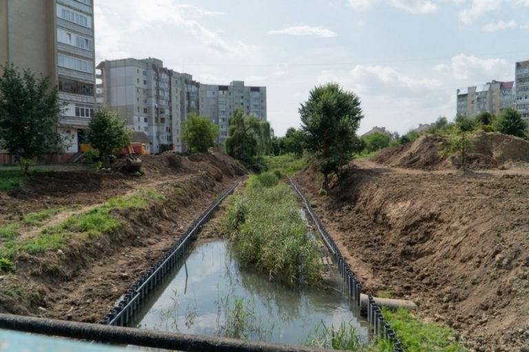 У Калуші продовжать берегоукріплення річки Сівка