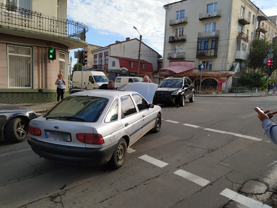 У Калуші на перехресті зіткнулися два легковики ФОТОРЕПОРТАЖ