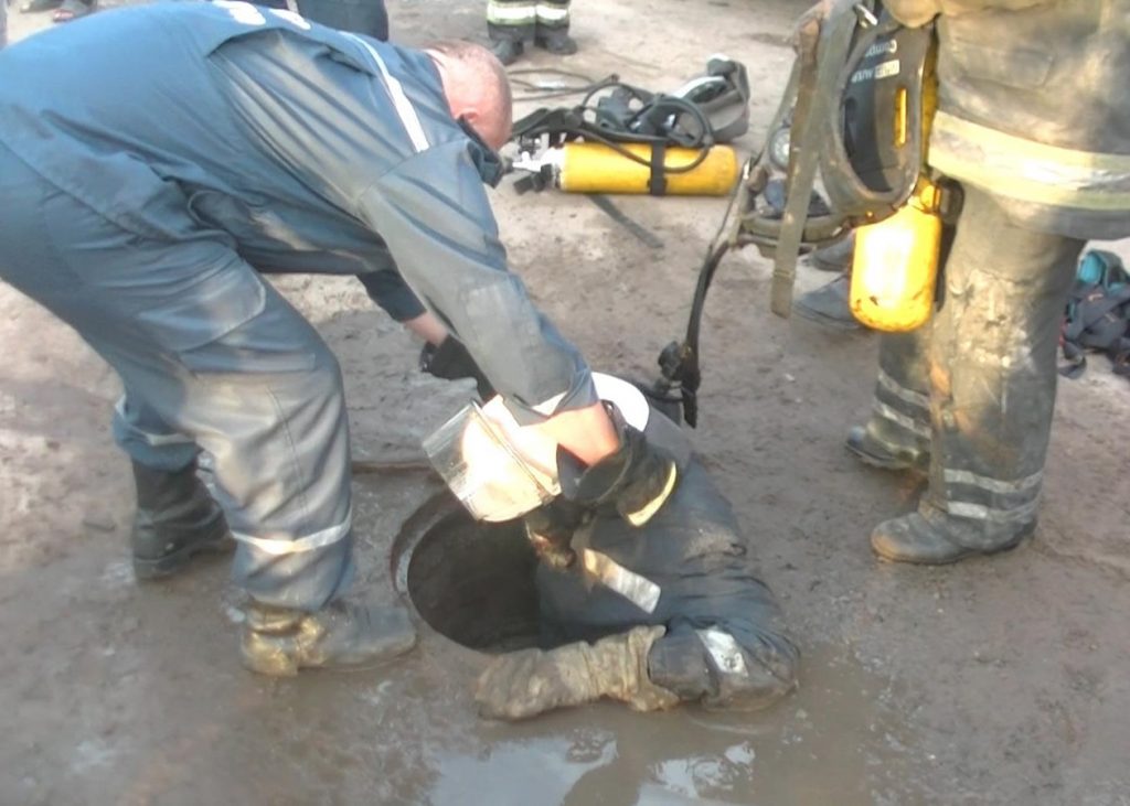 На Прикарпатті рятувальники витягли чоловіка з каналізаційного колектора