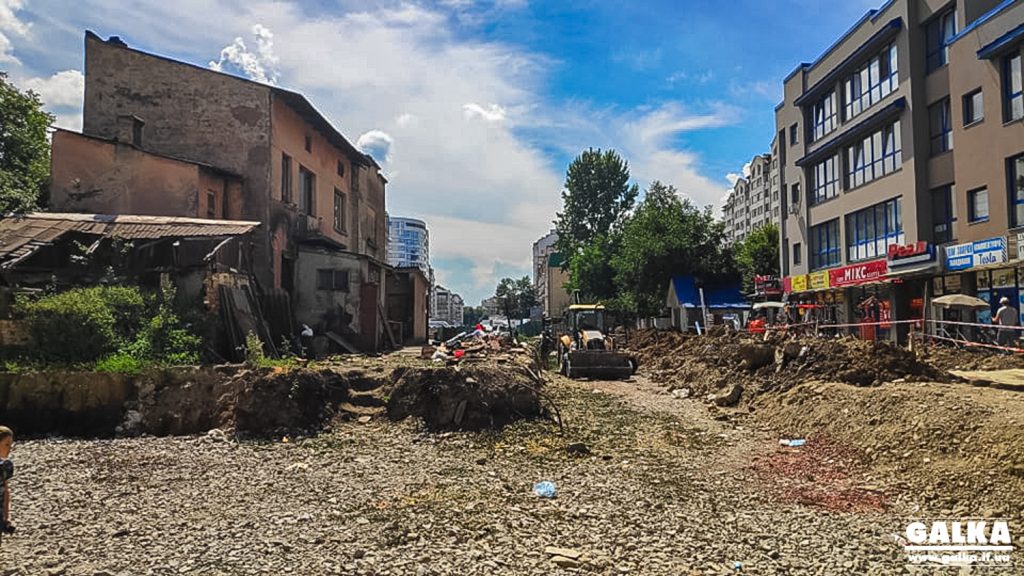 У Франківську готуються до знесення будинку, який заваджає з'єднанню бульварів ФОТОРЕПОРТАЖ