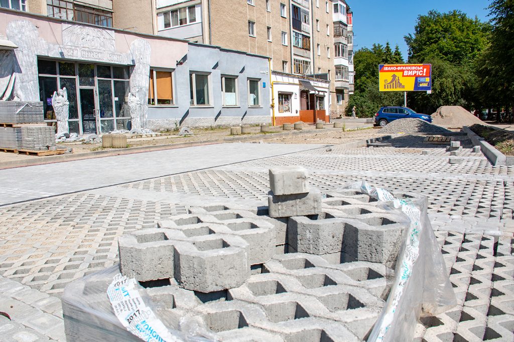 По вулиці Коновальця триває ремонт біля музею «Небесної сотні» ФОТО