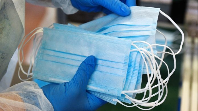 Прикарпатські медики замовили 100 тисяч масок втричі дорожче, аніж завод 
