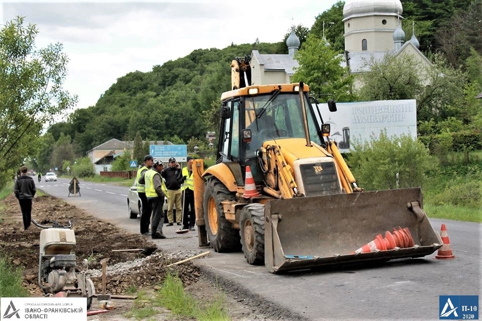 У Гошеві дорожники завершують ремонт дороги та тротуарів ФОТОРЕПОРТАЖ