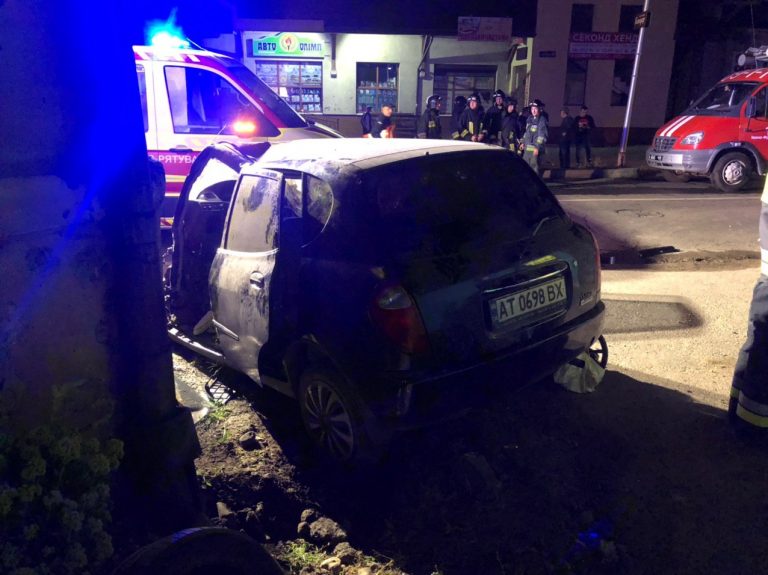 З'явилися фото нічної автотрощі поблизу франківського автовокзалу, у якій загинула жінка