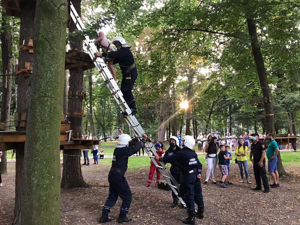 У міському парку франківські надзвичайники рятували 9-річну дівчинку ФОТО