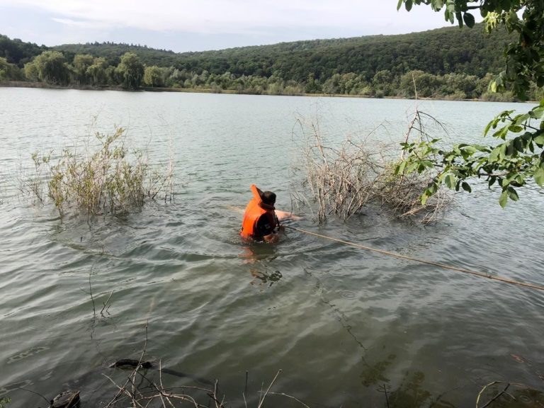 На Прикарпатті з дна озера витягли тіло людини