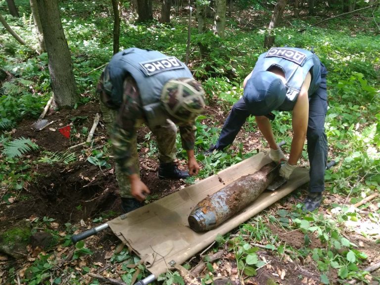 В курортному Микуличині виявили авіаційну бомбу