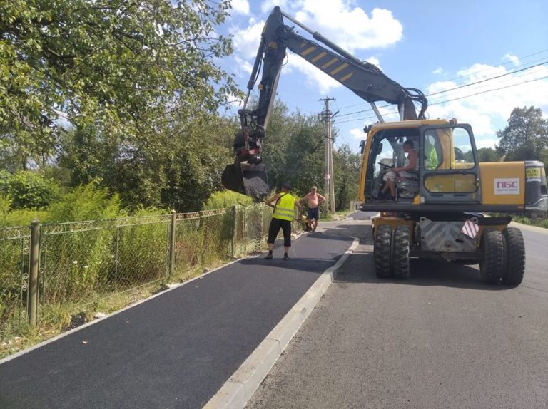 У Гошеві дорожники завершують ремонт дороги та тротуарів