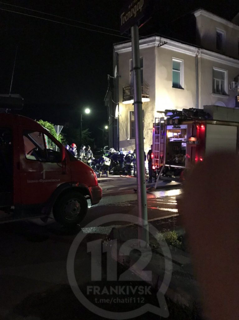 З'явилися фото нічної автотрощі поблизу франківського автовокзалу, у якій загинула жінка ФОТОРЕПОРТАЖ