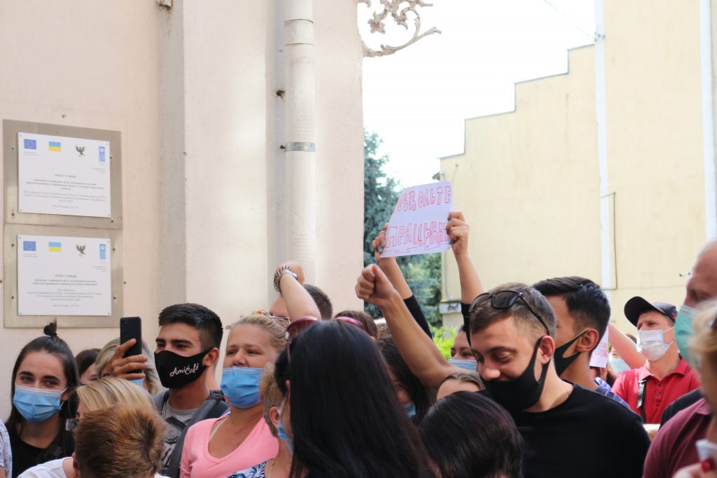 У Коломиї підприємці вийшли на мітинг проти карантинних обмежень