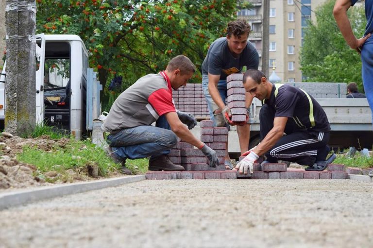 У мікрорайоні «БАМ» покращують благоустрій дворів ВІДЕО