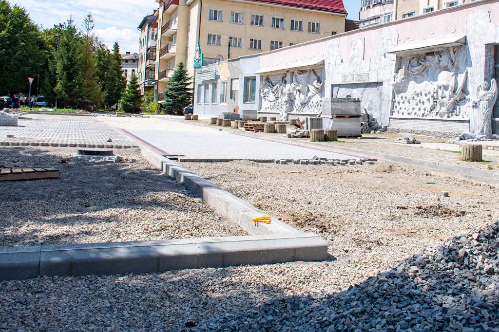 По вулиці Коновальця триває ремонт біля музею «Небесної сотні» ФОТО