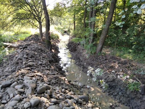 У Богородчанському районі впорядкували русло місцевого потічка, який під час опадів завдавав постійної шкоди місцевим мешканцям