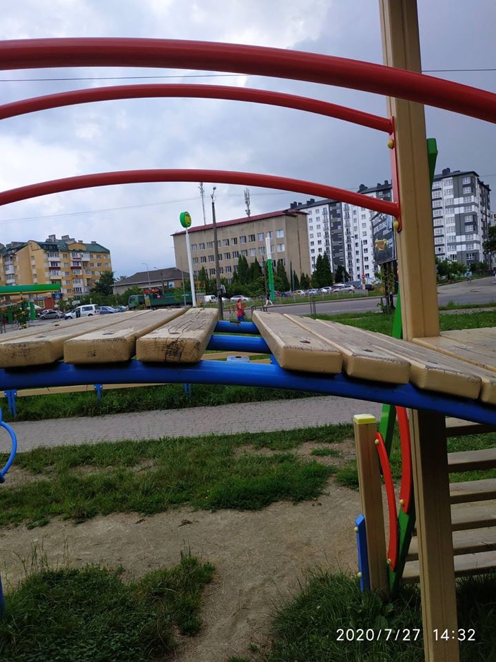 Франківські комунальники скаржаться на якість нових дитячих майданчиків