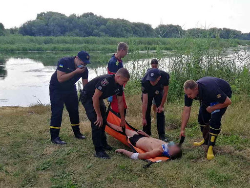 Прикарпатські надзвичайники витягнули з озера чоловіка, що тонув - на жаль врятувати життя йому не вдалося