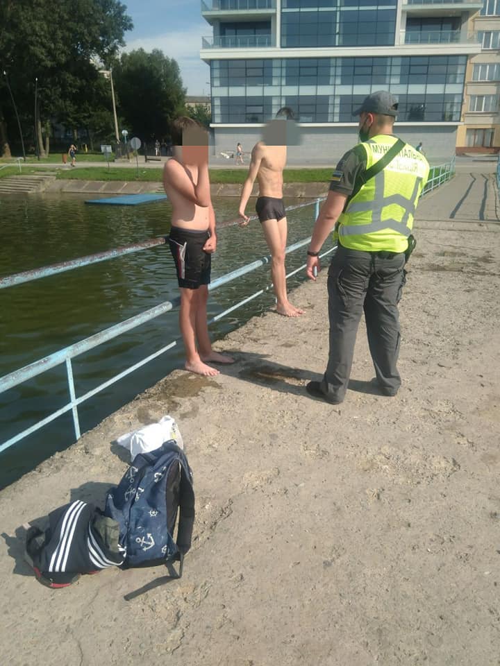 У Франківську «муніципали» склали адмінпротокол на юнака, який розпивав алкоголь на березі міського озера ФОТО
