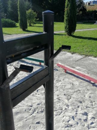 У Калуші на майданчику неподалік школи вандали потрощили тренажери ФОТОФАКТ
