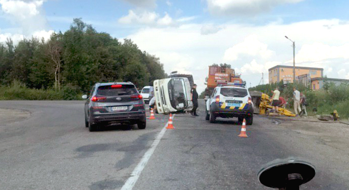 Біля франківського автобазару трапилася карколомна ДТП, момент якої потрапив у поле зору камер відеоспостереження