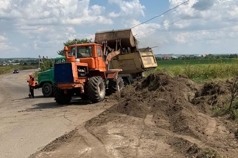 На околиці Івано-Франківської ОТГ ремонтують ще одну дорогу