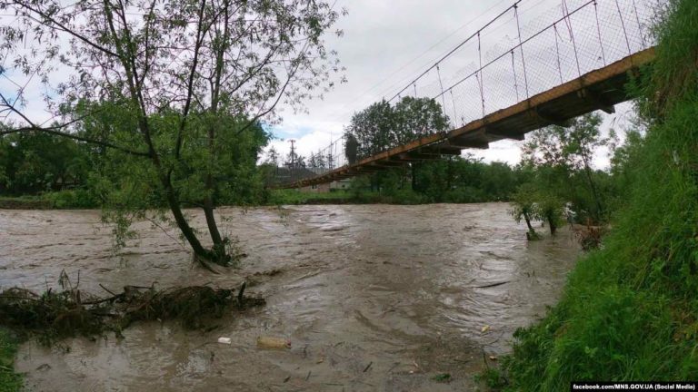 Через дощі на річках Прикарпаття очікуються підйом рівня води