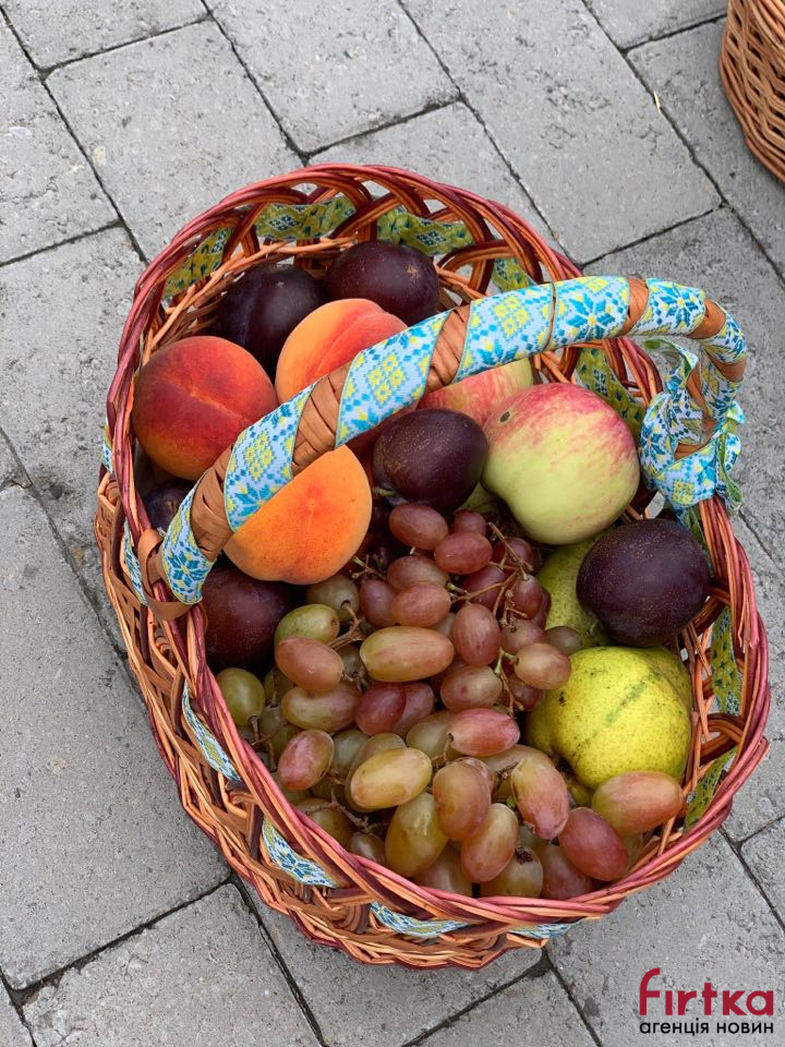 Преображення Господнє або Яблучний спас - франківці вийшли освячувати кошики із фруктами ФОТОРЕПОРТАЖ