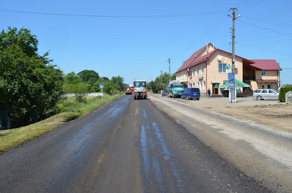 У Гошеві дорожники завершують ремонт дороги та тротуарів ФОТОРЕПОРТАЖ