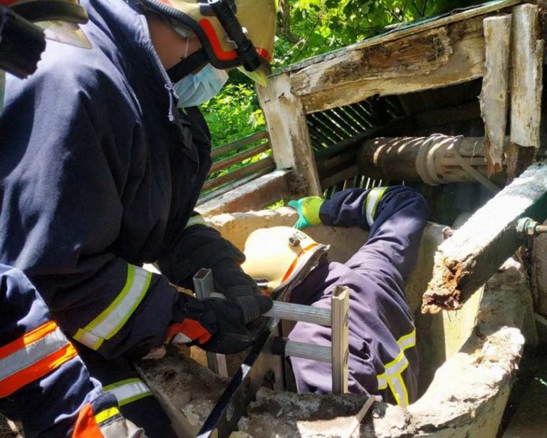 Прикарпатські рятувальники витягнули із колодязя тіло мертвої жінки