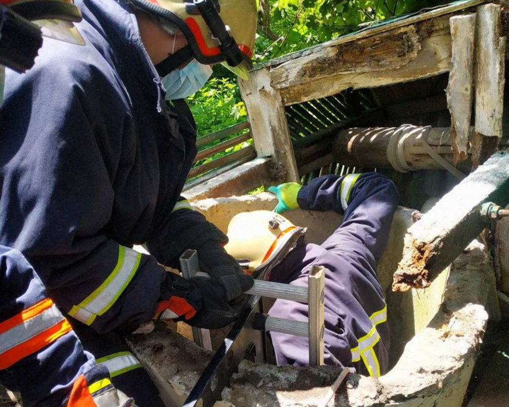 Прикарпатські рятувальники витягнули із колодязя тіло мертвої жінки