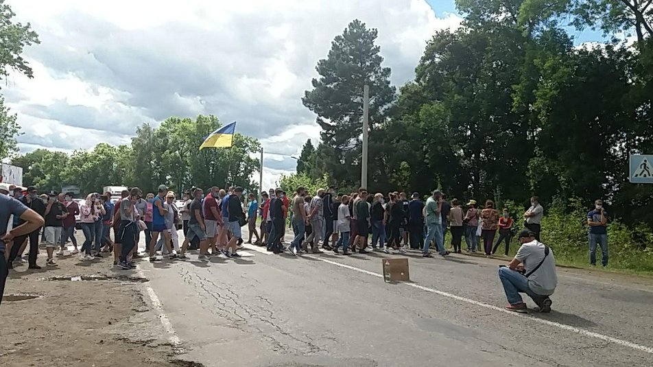 На Прикарпатті протестувальники перекрили трасу на Львів ФОТО