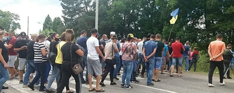 На Прикарпатті протестувальники перекрили трасу на Львів ФОТО