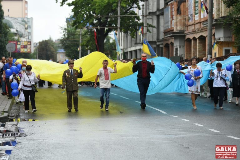 У вишиванках та масках: франківці пройшлися ходою до Дня Незалежності ФОТО