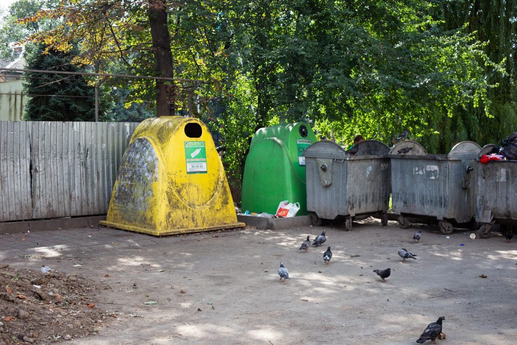 Франківськ “тоне” у смітті: замість контейнерного майданчика в новобудовах облаштовують парковки