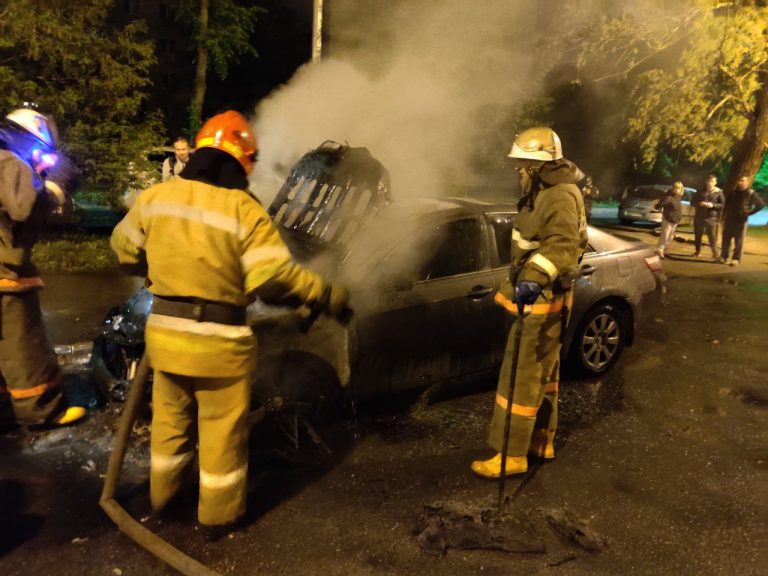 Нічна автотроща на Прикарпатті - людей із понівеченого легковика діставали рятувальники