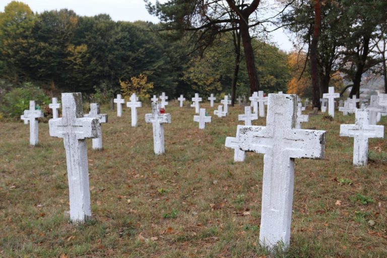 На Прикарпатті витратять кошти на впорядкування військових цвинтарів