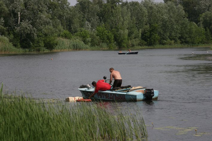 На Прикарпатті п'яні чоловіки ледь не полізли у воду купатися